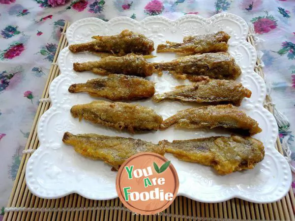 Fried small yellow croaker