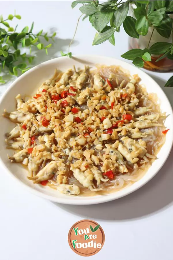 Steamed clam with chopped peppers and vermicelli