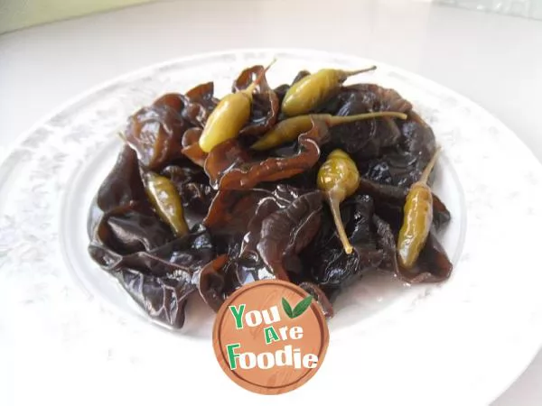 Black fungus with pickled pepper