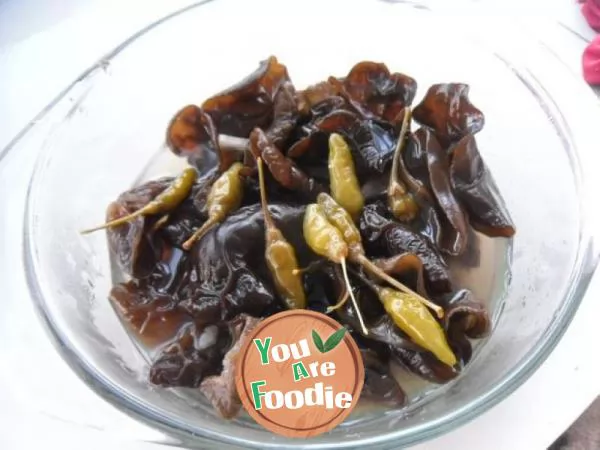 Black fungus with pickled pepper