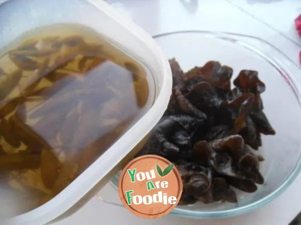 Black fungus with pickled pepper