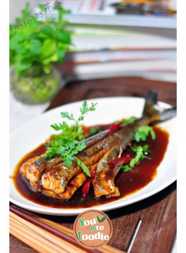 Braised Spanish mackerel tail in brown sauce