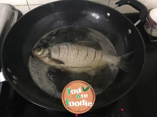 Braised Wuchang fish with pepper leaves