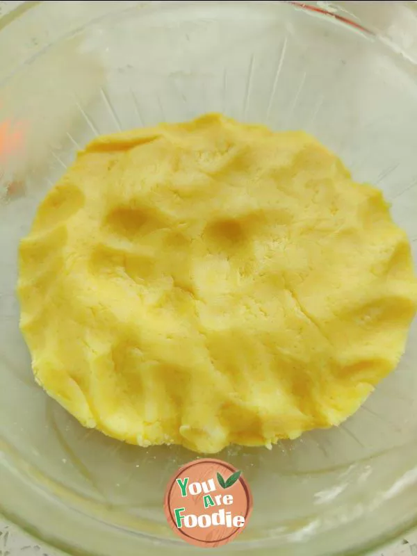 Milk yellow filling flow heart moon cake