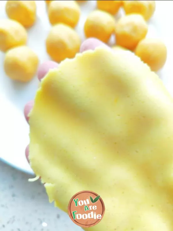 Milk yellow filling flow heart moon cake