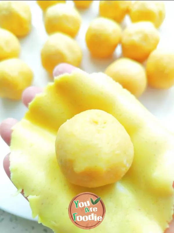 Milk yellow filling flow heart moon cake