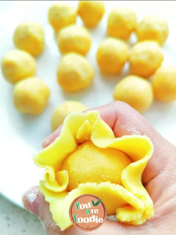 Milk yellow filling flow heart moon cake