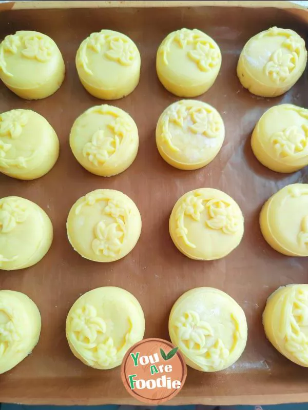 Milk yellow filling flow heart moon cake