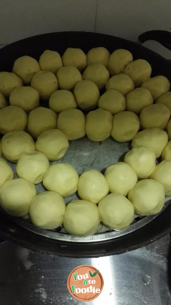 Glutinous bean dumplings with rhubarb rice noodles