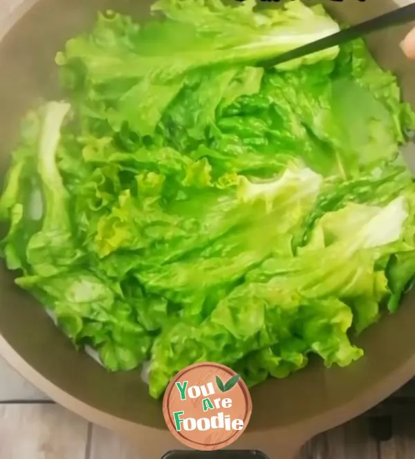 Lettuce with minced garlic and spicy oil