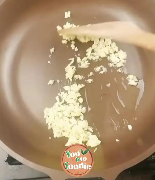 Lettuce with minced garlic and spicy oil