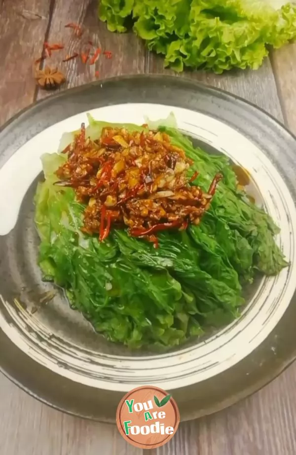 Lettuce with minced garlic and spicy oil