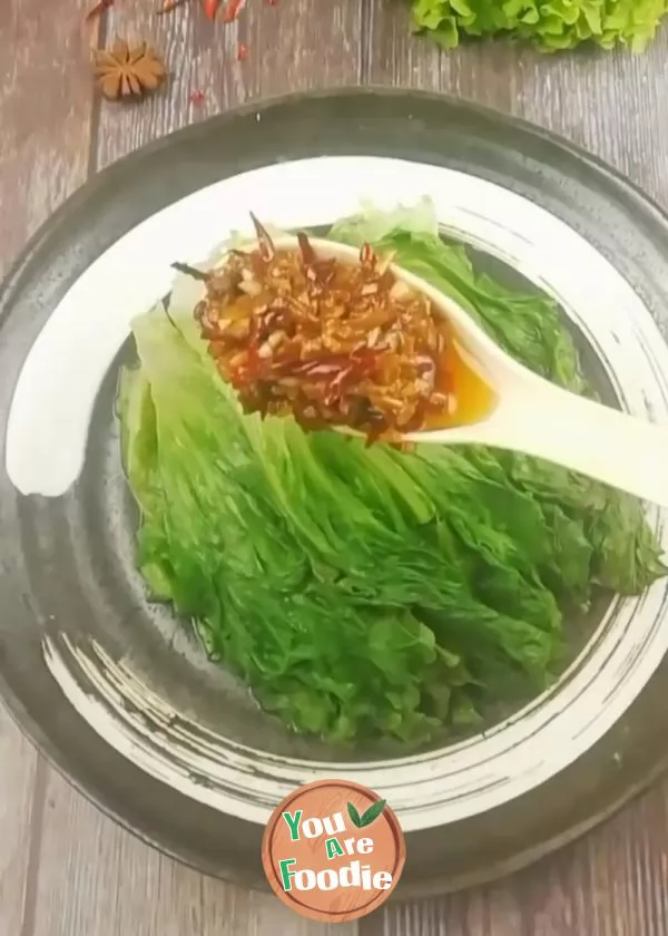 Lettuce with minced garlic and spicy oil