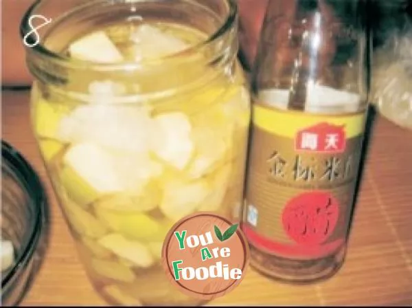 Homemade apple vinegar