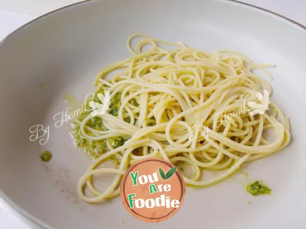 Spaghetti with basil green sauce