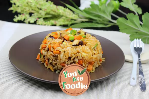 Fried rice with carrot and mushroom