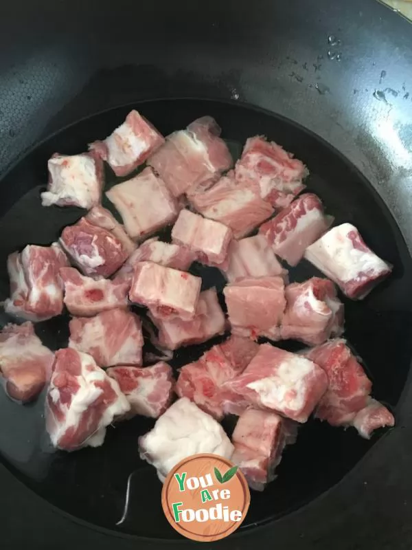 Sweet and sour pork ribs in radish soup