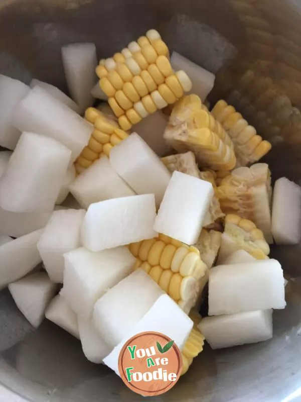 Sweet and sour pork ribs in radish soup