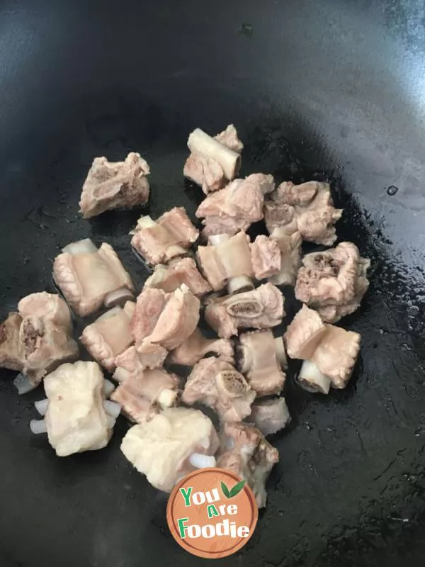 Sweet and sour pork ribs in radish soup