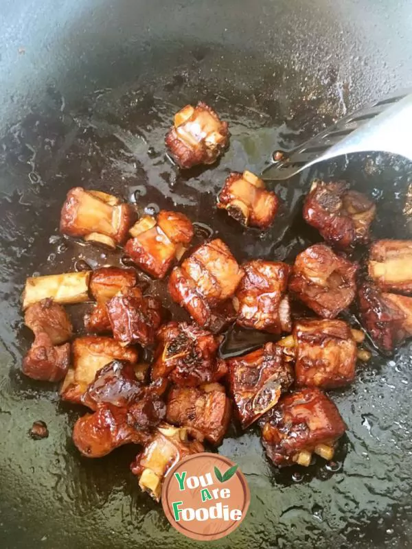 Sweet and sour pork ribs in radish soup