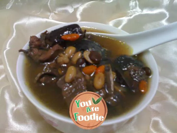 Polygonum-multiflorum-black-bean-and-black-chicken-soup