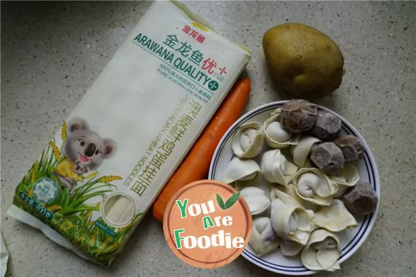 Noodle soup with beef balls and potato wonton