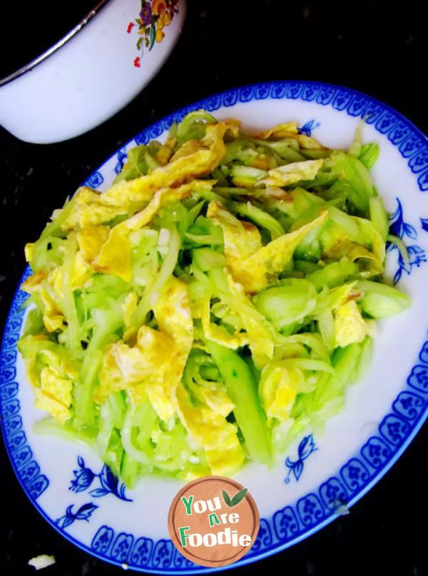 Shredded egg with cucumber