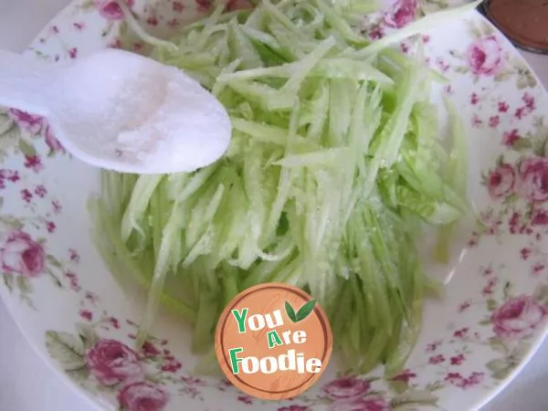 Shredded egg with cucumber