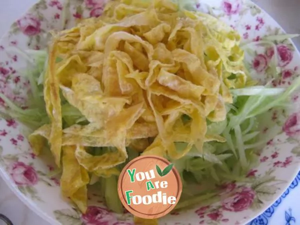 Shredded egg with cucumber