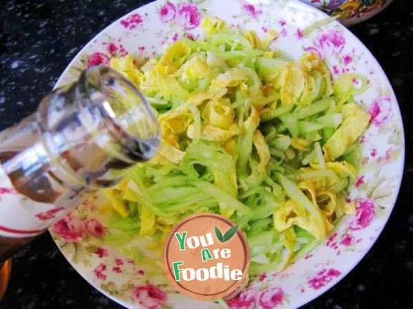 Shredded egg with cucumber