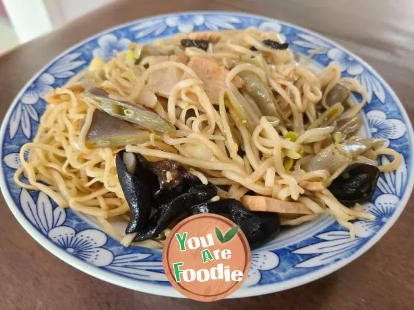 Marinated Noodles with Pork Slices and Plum Beans