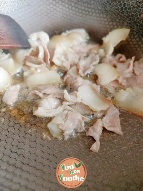 Fried pork with Pleurotus eryngii