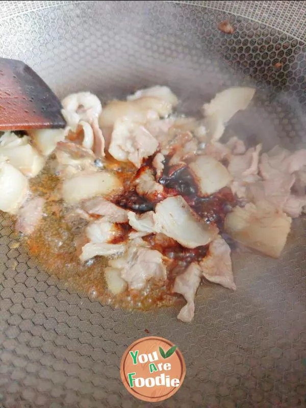 Fried pork with Pleurotus eryngii