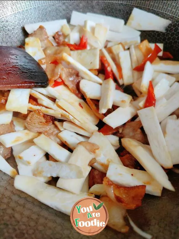 Fried pork with Pleurotus eryngii