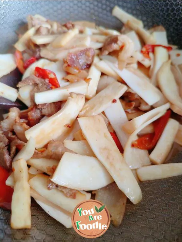 Fried pork with Pleurotus eryngii