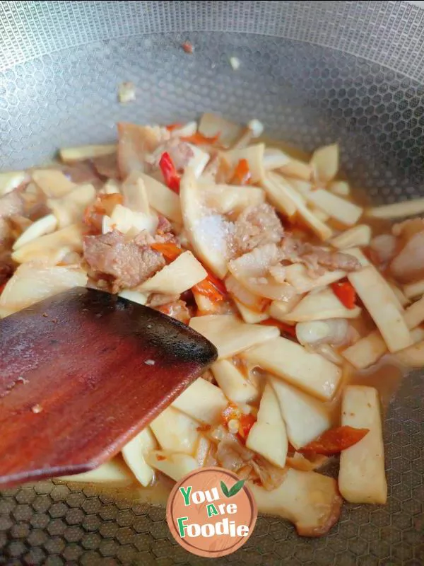 Fried pork with Pleurotus eryngii