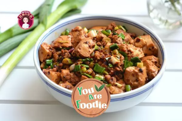 Tofu with minced meat and green garlic