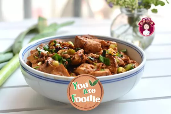 Tofu with minced meat and green garlic