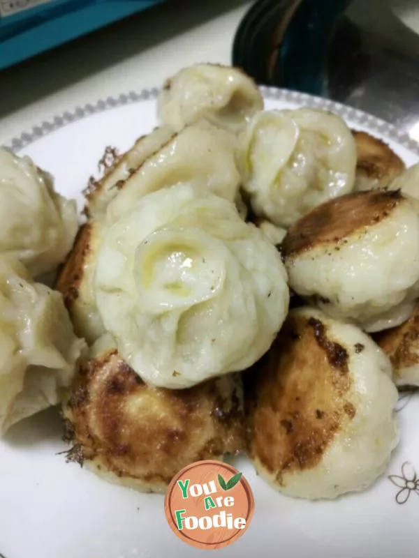 Pan-Fried-Baozi-Stuffed-with-Pork