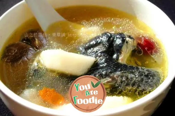 Invigorating-blood-and-calming-fetus----yam-and-black-chicken-soup