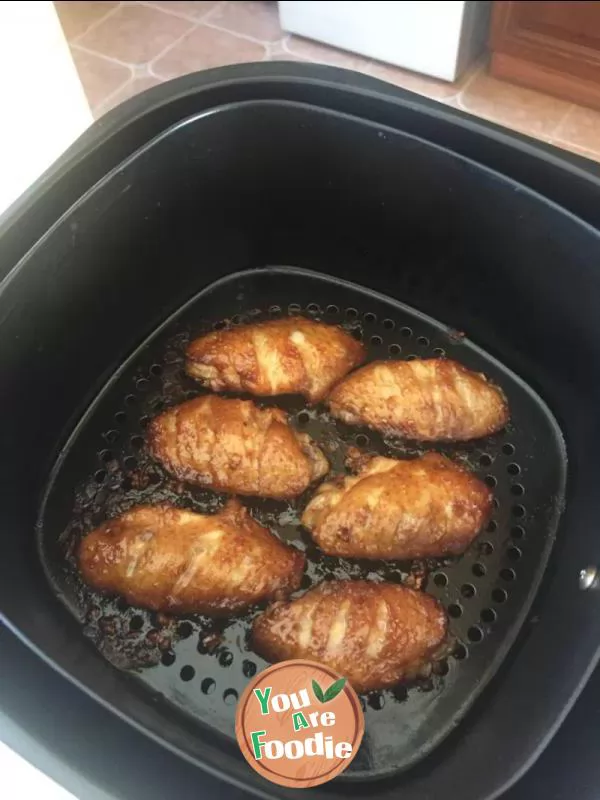 Roasted chicken wings with garlic