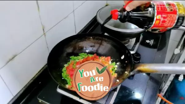 Cold noodles with tomatoes and eggs