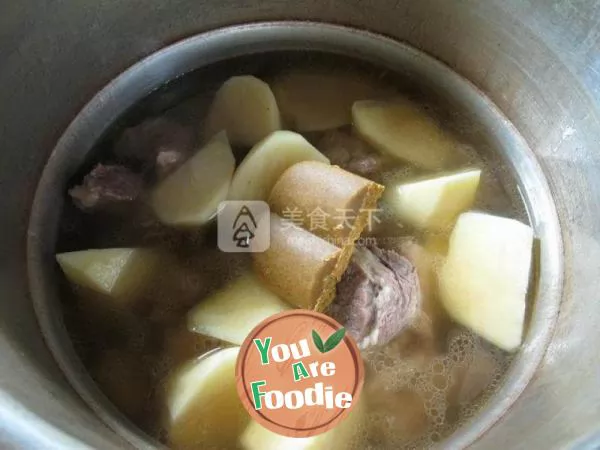 Potato and beef ribs soup