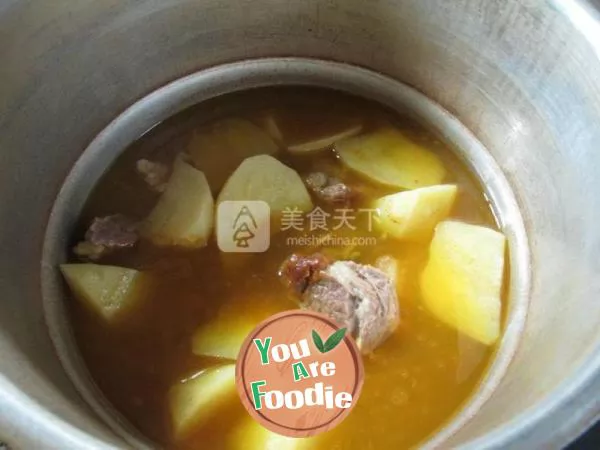 Potato and beef ribs soup