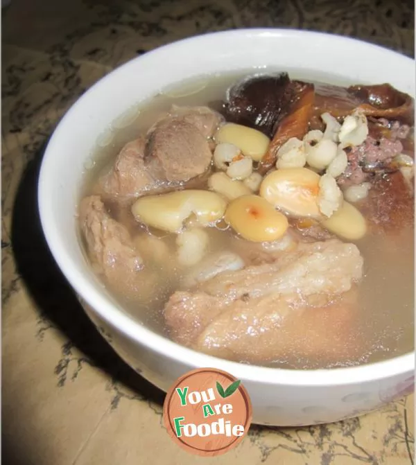 Stewed pork bone soup with kapok