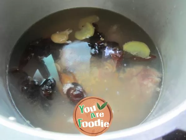 Stewed pork bone soup with kapok