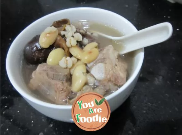 Stewed pork bone soup with kapok