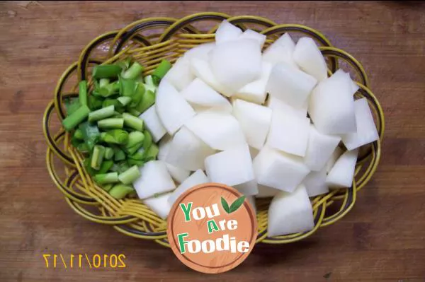 [autumn and winter green shield] - braised white radish with garlic sprouts