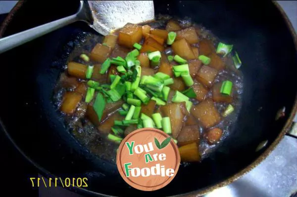 [autumn and winter green shield] - braised white radish with garlic sprouts