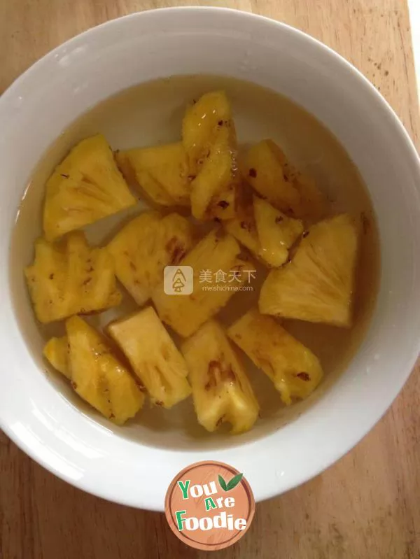 Stewed egg with fresh pineapple milk